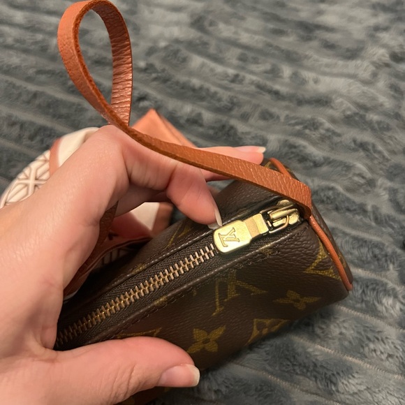 LV PAPILLON BAG! IN AMAZING CONDITION! Comes with a twilly as a gift! - Picture 4 of 8